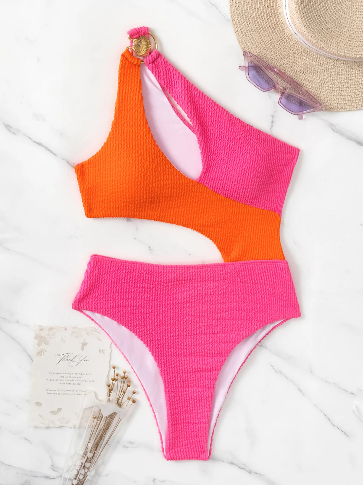 Chic monokini style